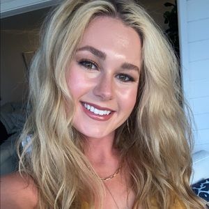 Meet your Posher, Cynthia